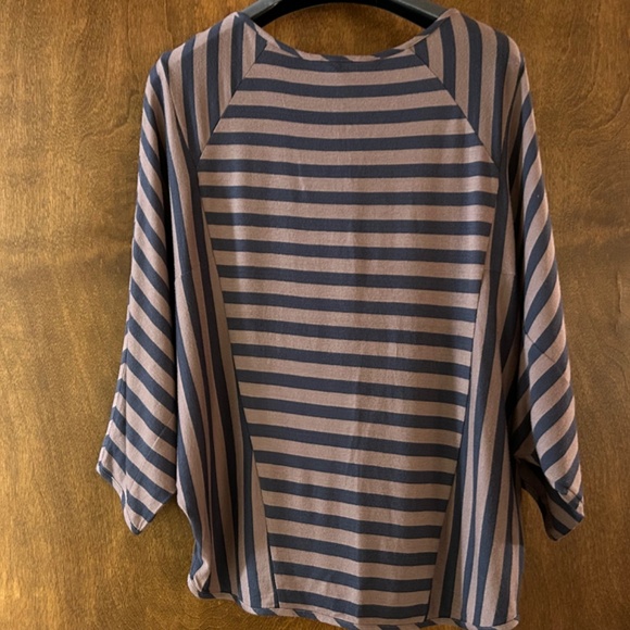 BCBGeneration  Modern  Cut  Stripes Top, Size XS, New With Tags - Picture 4 of 11